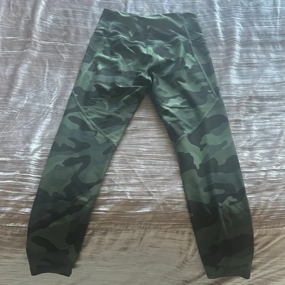 Old Navy Active Green Camo Elevate Leggings - Picture 2 of 6
